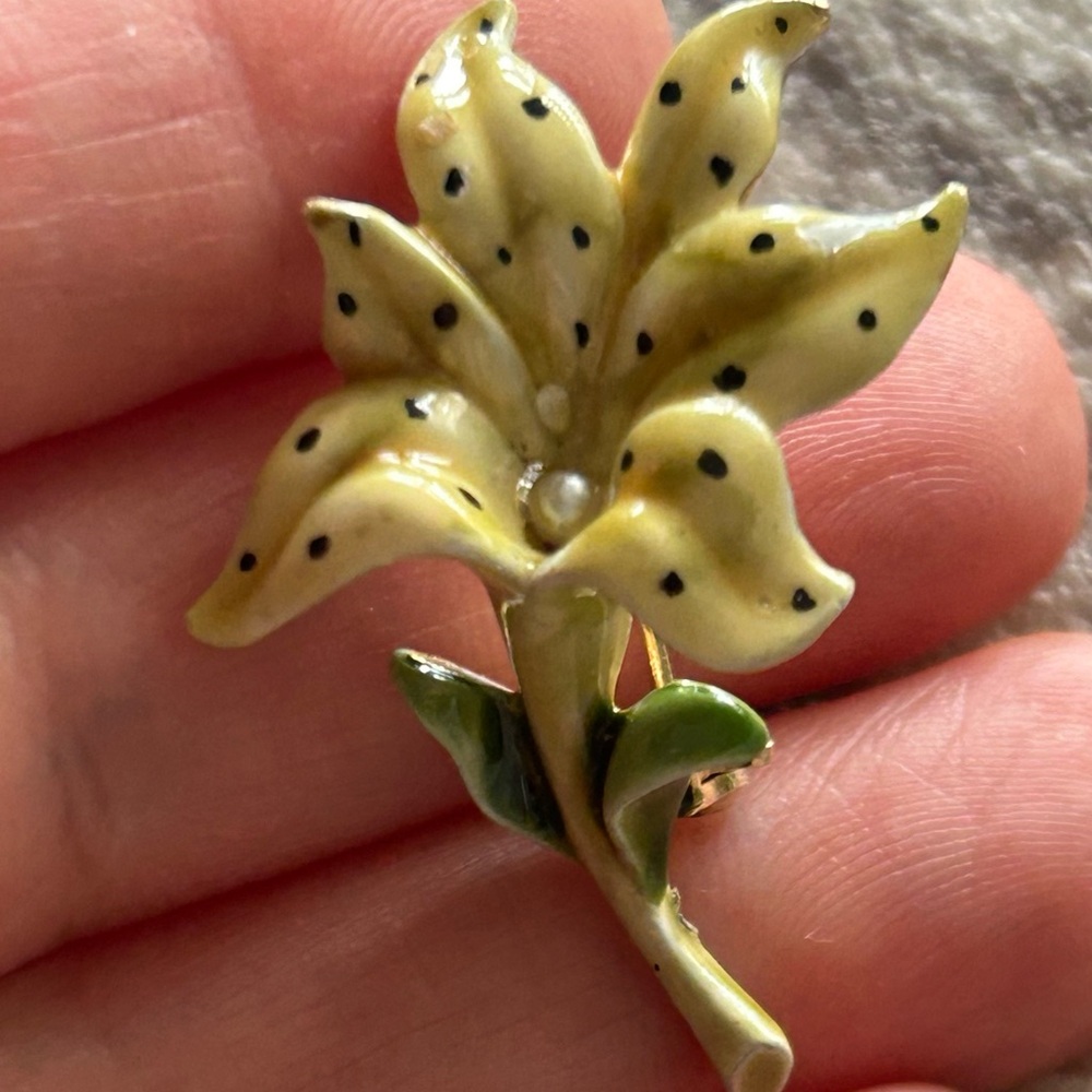Vintage Brooch HAR Signed Lily Flower with pearl in the center. Adorable